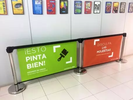 Postes separadores con pancarta publicitaria Roller Banner