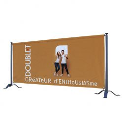 Postes separadores con lona personalizada
