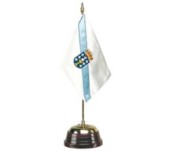 Mástil dorado y peana de madera