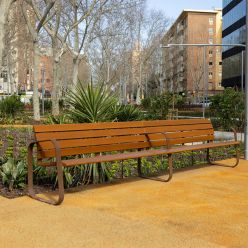 Banco urbano Aryn wood 3 metros con apoyabrazos