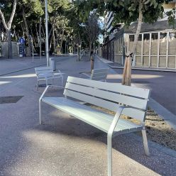 Banco urbano de aluminio Essens con listones anodizados plata mate y patas de fundición