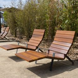 Tumbona urbana de madera y acero Lin Wood