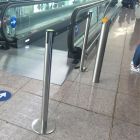 Poste separador cinta retráctil con base imantada Ecobarrier Plus inox