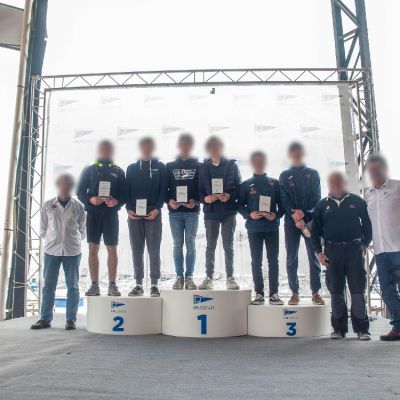 Tripodio entrega de premios personalizado