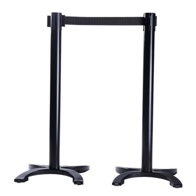 Postes separadores con cuerda elástica y sistema de freno Xpress