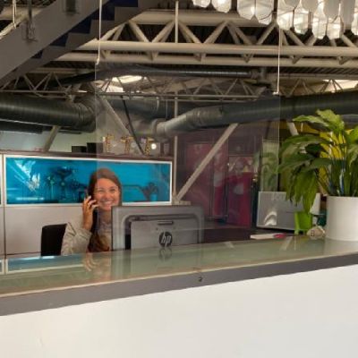 Pantalla protectora suspendida