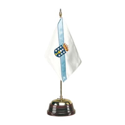 Mástil dorado y peana de madera