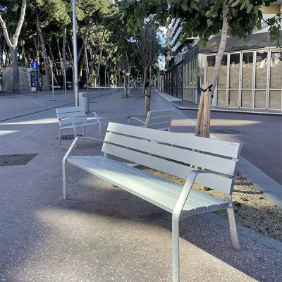 Banco urbano de aluminio Essens con listones anodizados plata mate y patas de fundición