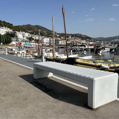 banco urbano de polietileno con refuerzo galvanizado