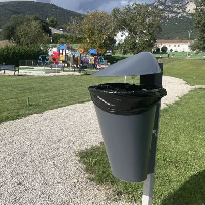 Papelera urbana de polietileno con capucha Nim 55 litros