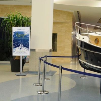 Portacarteles de pie a doble cara convexo