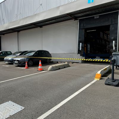 soporte con cinta retractil lastrable amarilla y negra separadora