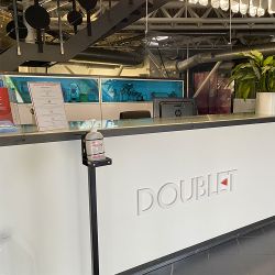 Soporte de pie para gel hidroalcohólico con pancarta