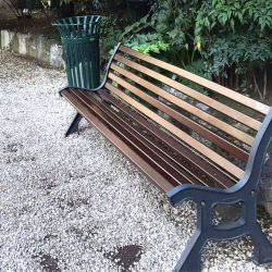 Banco urbano de madera para exterior Onda