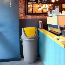 Contenedor de reciclaje con tapa basculante y ruedas Tijuana