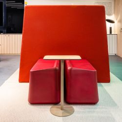 Mesa auxiliar de roble y metal interior y exterior Keras