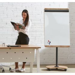 Pizarra de madera con ruedas