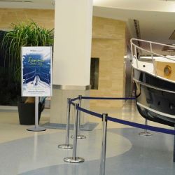 Portacarteles de pie a doble cara convexo