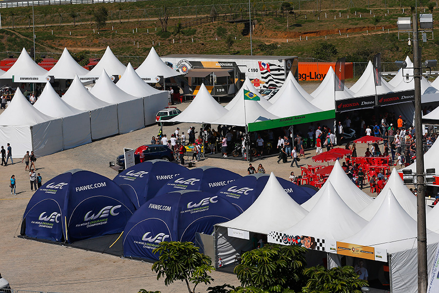 Las carpas, ya sean plegables o desmontables o hinchables, son la solución ideal para infinidad de eventos. Ya que, una carpa personalizada es el equivalente a “éxito asegurado”.