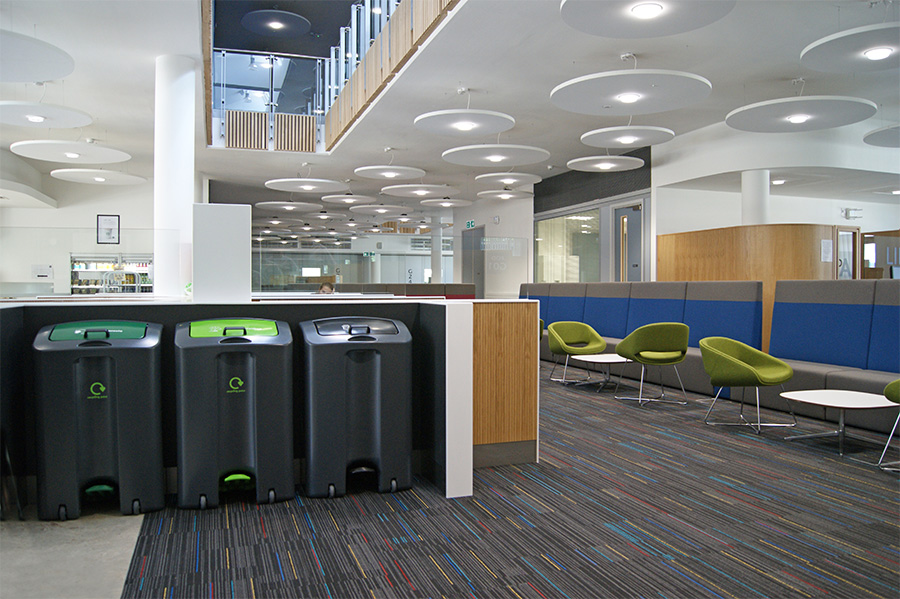 La más amplia gama del mercado en contenedores urbanos, ceniceros y papeleras de pie para el exterior, de calle para bares o restaurantes, o de interior para empresas, oficinas o comunidades entre otros