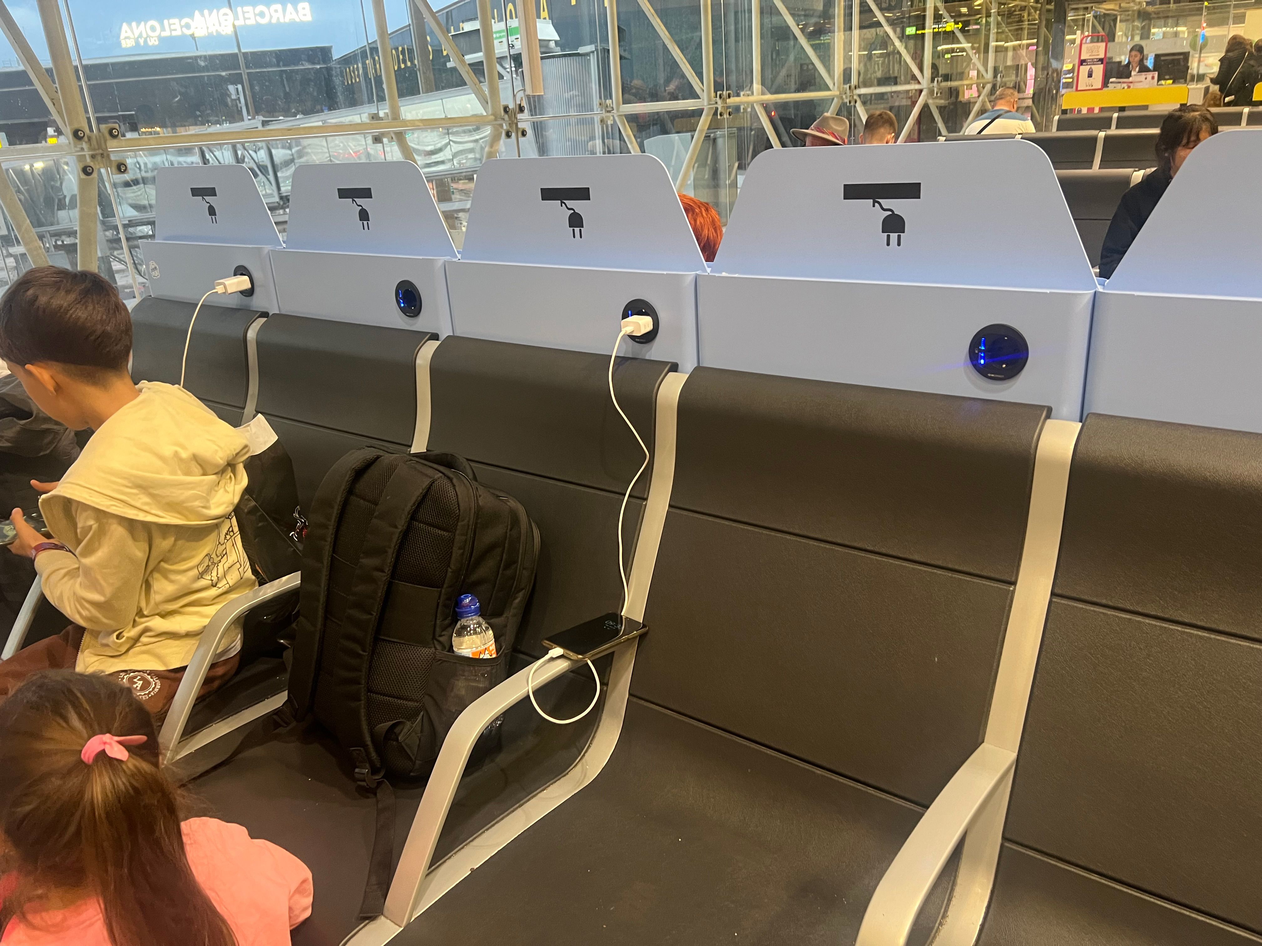 Bancos y papeleras en el Aeropuerto del Prat de Barcelona